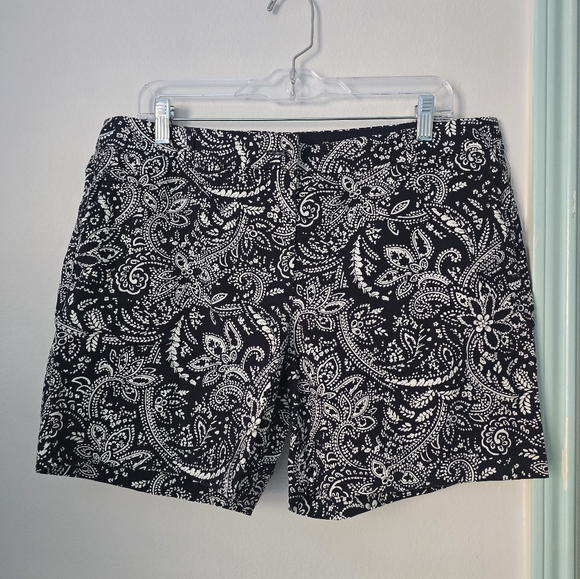 TALBOTS Weekend Short SHORTS Black White Button Floral NWT NEW size 14P - Picture 1 of 8